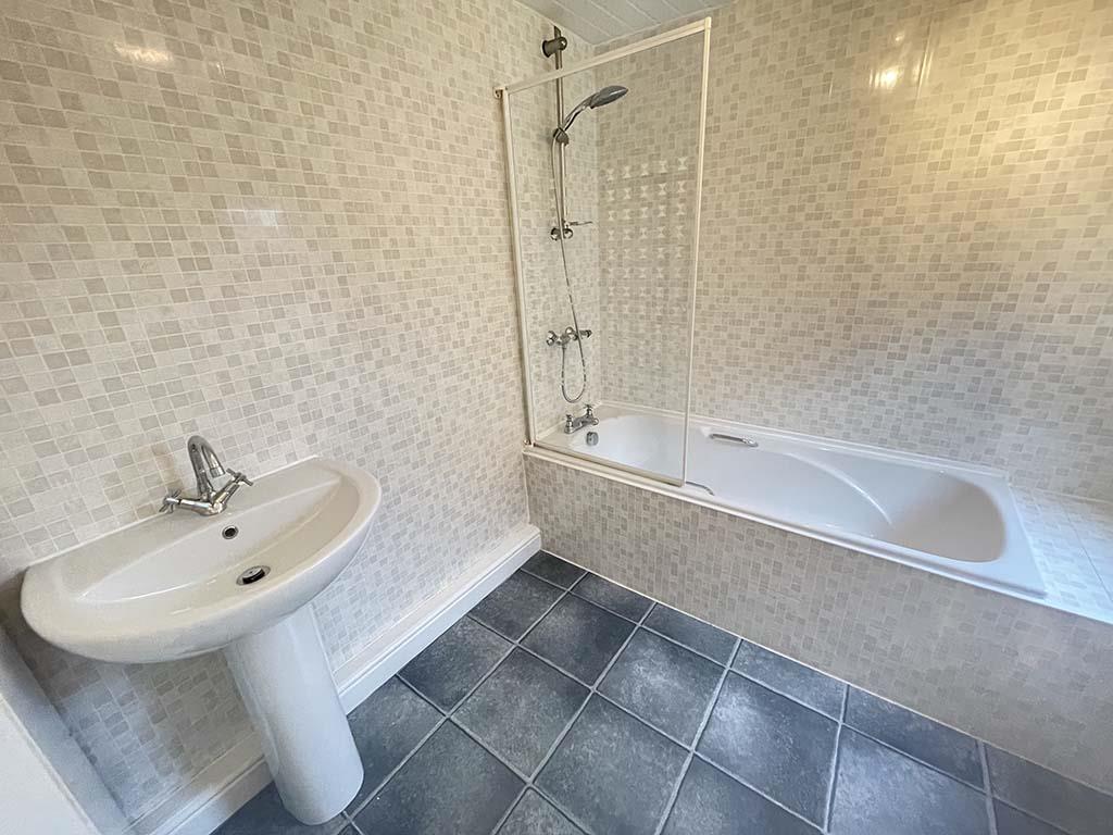 1 bedroom flat Let Agreed in Barnoldswick - Bathroom